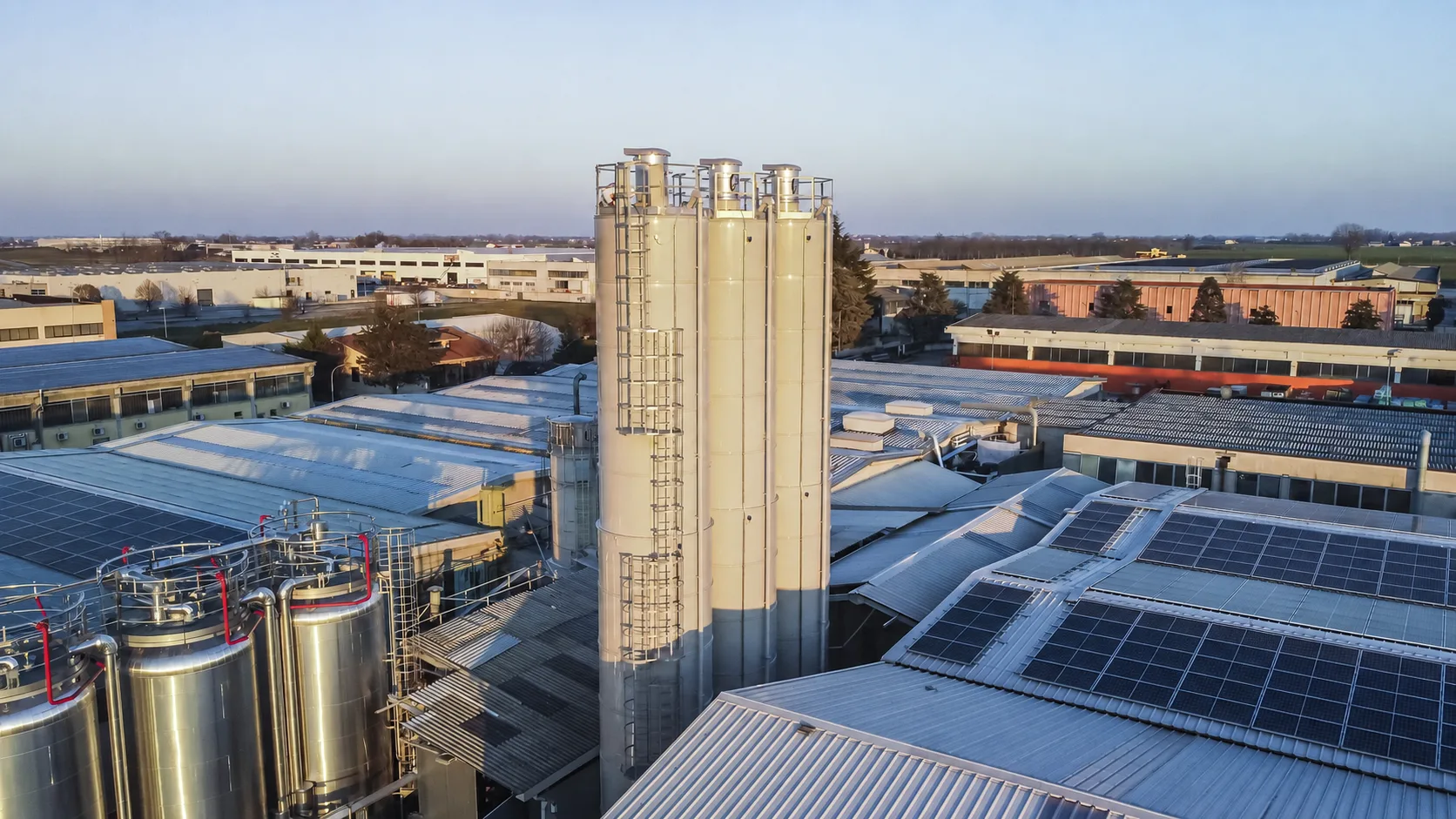 Impianto industriale Wolmec con silos materie prime e serbatoi di stoccaggio