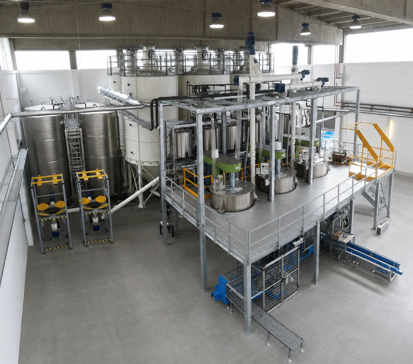 Impianto integrato di lavorazione di polveri e liquidi con recipienti di miscelazione e apparecchiature di trasferimento